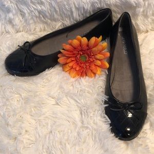 Aerosoles loafers with patent leather toe detail